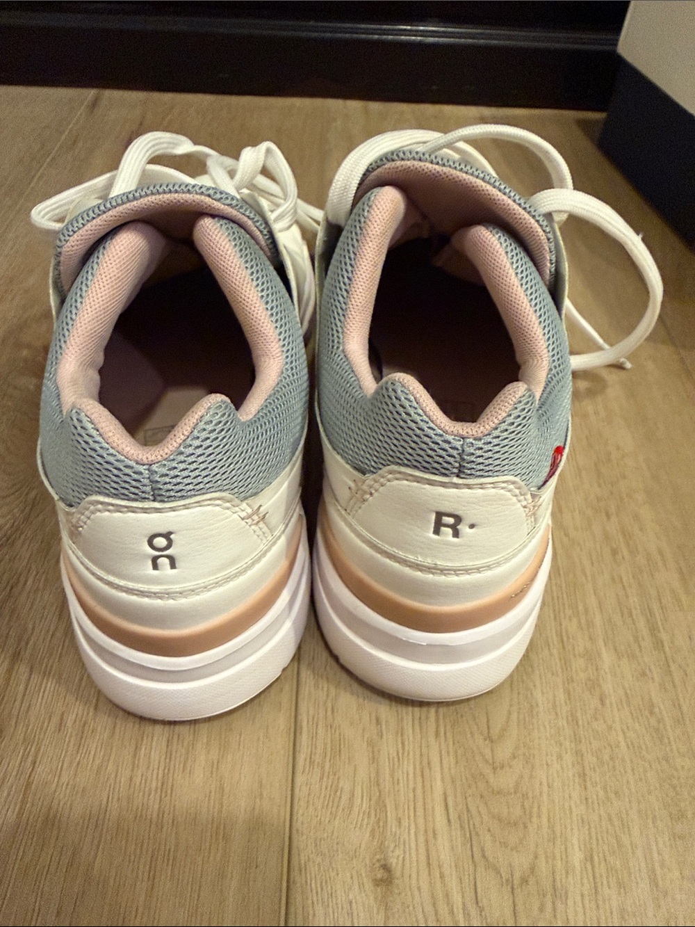 On Cloud The Roger Advantage Low-Top Sneakers.  in White, Pink & Gray